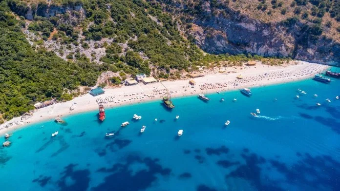 Media britanike “Express”: Riviera mahnitëse Shqiptare, me plazhe të qeta dhe kuzhinë të shijshme