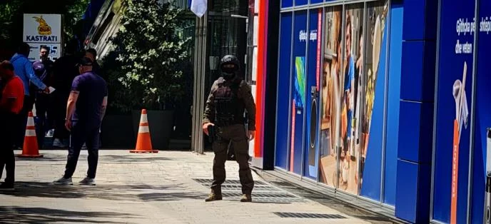 Mediat serbe: Gjendje shtetrrethimi, forcat speciale mbrojnë kombëtaren tonë në Tiranë (fotot)
