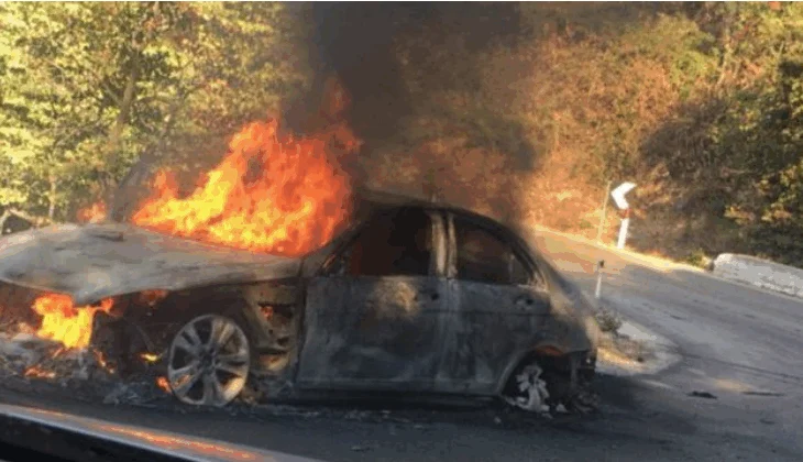 Merr flakë një automjet në lëvizje në aksin Pogradec-Qafë Thanë