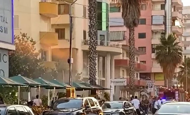 Merr flakë pallati në Lushnje/ Flakët dyshohet se nisën nga djegia e një…