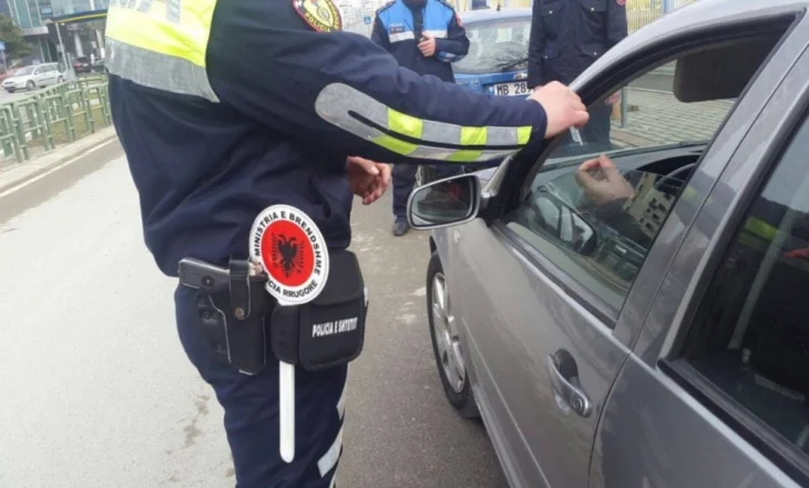 Merrnin ryshfet që të mos vendosnin gjoba, dërgohen në gjyq gjashtë policë në Elbasan