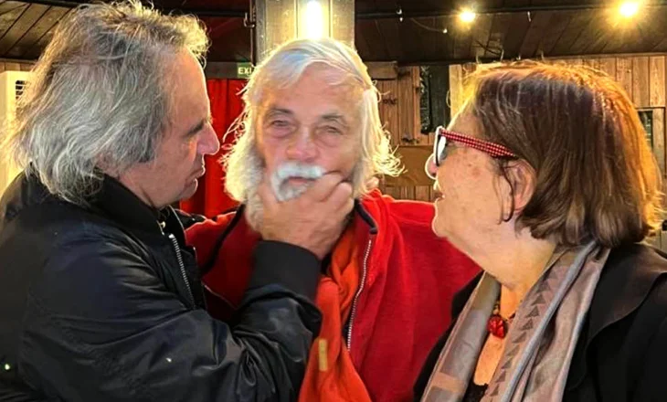 Mevlan Shanaj dhe Natasha Lako, në këtë çast kur “Anteu” Viktor Zhusti, zbriste nga skena dhe ngjitej në qiellin e mirënjohjes