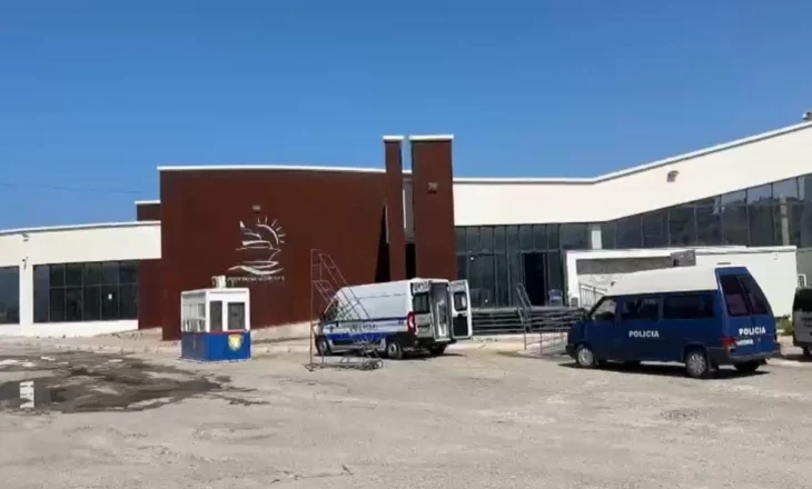 Mijëra euro të fshehura në furgon, ndalohet në Portin e Vlorës shoferi që vinte nga Italia