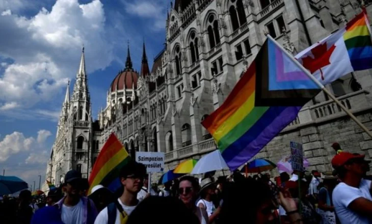 Mijëra persona marrin pjesë në Paradën e Krenarisë në Budapest pavarësisht ligjit të ri