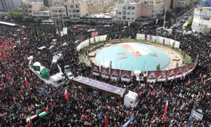 Mijëra qytetarë në Teheran i japin lamtumirën 60 viktimave të sulmeve izraelite, mes tyre komandantë të lartë dhe shkencëtarë bërthamorë