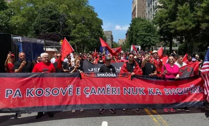 Mijëra shqiptarë festojnë paradën e përvitshme në Mahnattan, priten edhe nga kryebashkiaku i New York