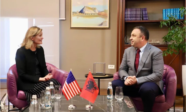 Ministri Hoxha pret në takim Të Ngarkuarën me Punë të SHBA, ja për çfarë diskutuan