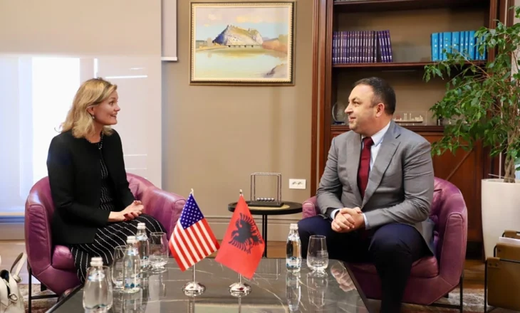 Ministri i Brendshëm, Hoxha pret të ngarkuarën me punë të Amerikës në Tiranë, zbardhen bisedimet