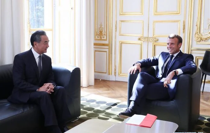 Ministri i Jashtëm kinez Wang Yi: Franca të kundërshtojë ‘ndërhyrjen’ e NATO-s në Azi-Paqësor