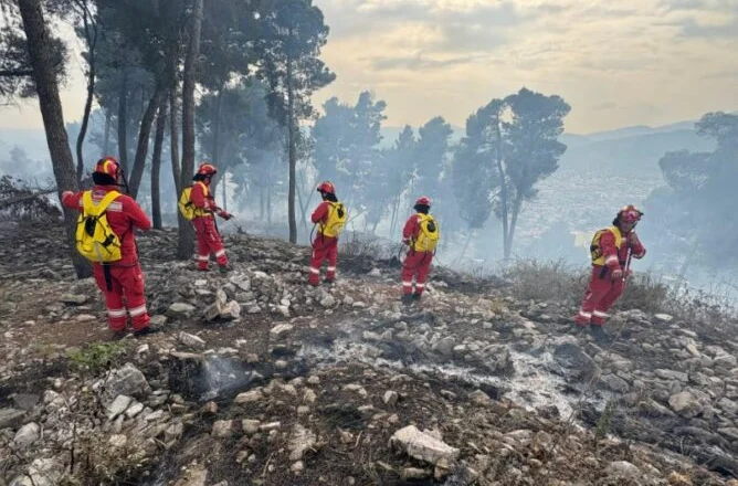 Ministria: Zjarri në malin e Krastës në Elbasan vihet nën kontroll