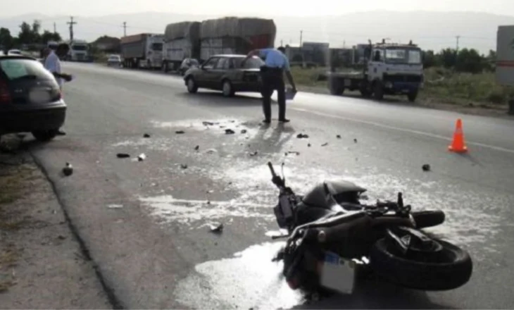 MINUTA E FUNDIT – Makina përplaset me motorin në Bushat, një 16- vjeçar përfundon në spitalin e Shkodrës