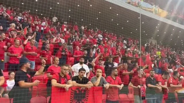 “Mora Fjalë…”, jehon stadiumin në Tiranë, tifozeria kuqezi këndon para ndeshjes Shqipëri-Serbi