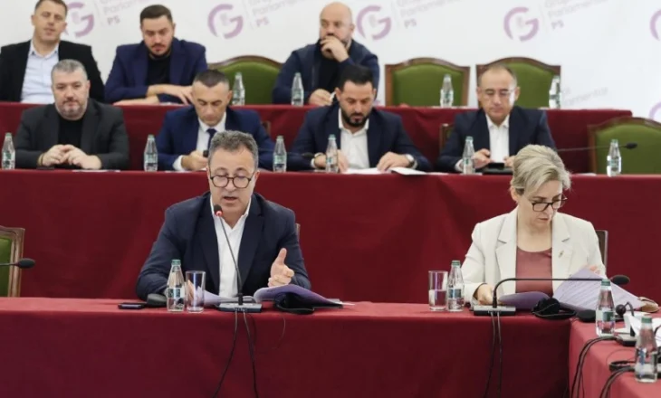 “Mos më llogarit, jam në SHBA” Socialistët “braktisin” kuvendin, kritika në mbledhje