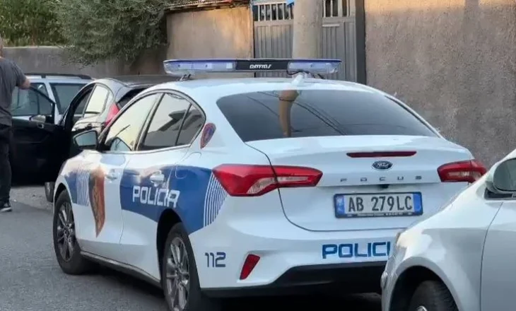 Motër e vëlla nga Prishtina të dehur, konfliktohen me policët në Tiranë! E reja thyen xhamin e komisariatit