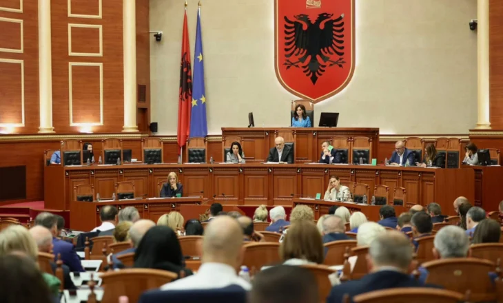 Mungoi për 6 muaj në parlament, Rama shkon pak minuta në seancë