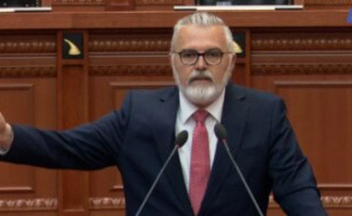 “Narko-shtet thotë ai madhështori, narko-regjim thotë Flamuri…”, Gogu: Zoti ta ruajë Shqipërinë nga ata që janë gati ta djegin
