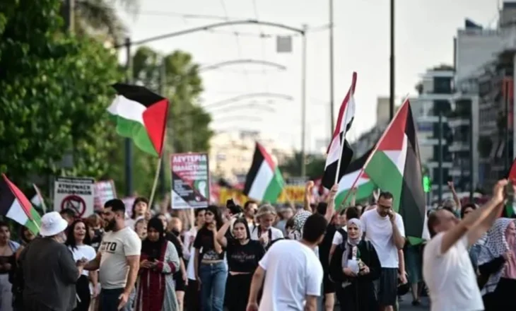 Ndalimi i anijes me aktivistët/ Mijëra qytetarë protestojnë në Athinë kundër Izraelit
