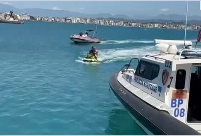 Ndërron jetë turisti në mes të detit, në gjendje të rëndë tjetri, u ishte fikur motori