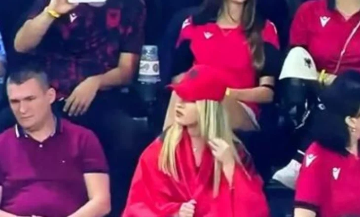 Ndeshja e VITIT/ Edhe Altin Dumani po ndjek në stadium sfidën Shqipëri-Serbi