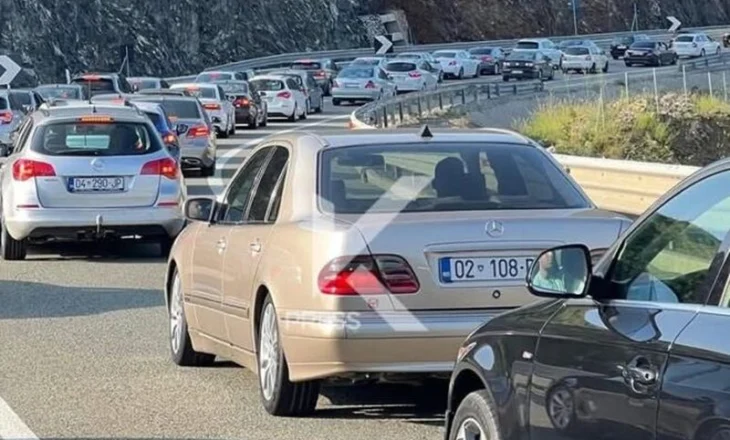 Ndeshja Shqipëri-Serbi/ Varg kilometrik në Rrugën e Kombit, mijëra tifozë udhëtojnë nga Kosova drejt Tiranës