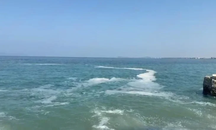 Ndotje e ujërave në Vlorë, banorët denoncojnë mbetje vajore dhe detergjentë në vijën bregdetare