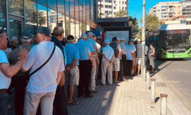 Në 40 gradë, gazetari Qarri: Radhë e gjatë për abone tek stacioni i trenit