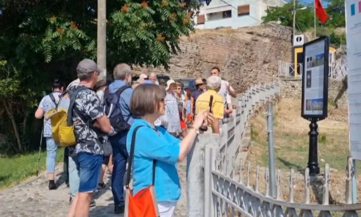 Në Durrës për historinë! Më shumë se plazhi, të huajt i tërheq historia e qytetit dhe zonat arkeologjike