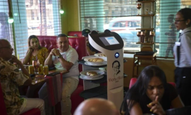 Në jug të Shqipërisë, roboti zëvendëson kamerierin /VIDEO