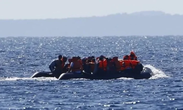 Në kërkim të azilit në Britani/ Më shumë se 1,000 emigrantë kalojnë Kanalin e La Manshit në një ditë