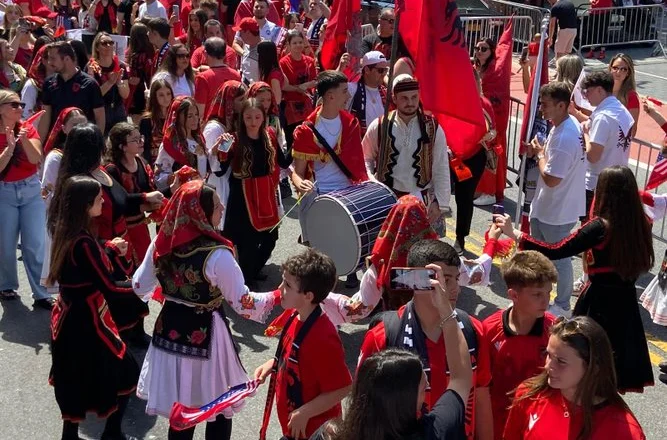 New York-u “bëhet” kuqezi, shqiptarët tregojnë traditën në veshje dhe valle
