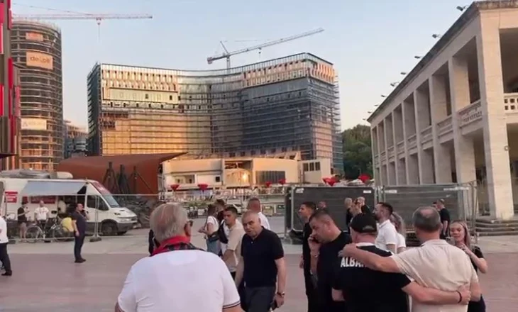 Nga Milani te Kombëtarja shqiptare, Igli Tare shfaqet në stadium për të mbështetur përfaqësuesen kuqezi kundër Serbisë