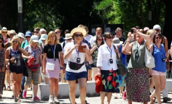 Ngadalësohet vrulli i turistëve! INSTAT: Në 5 muaj 3.4 milionë të huaj, shqiptarët rritën vizitat jashtë vendit