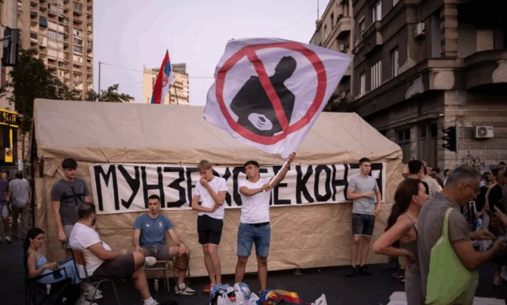Nis heqja e barrikadave në Serbi, protestuesit kërkojnë lirimin e të ndaluarve