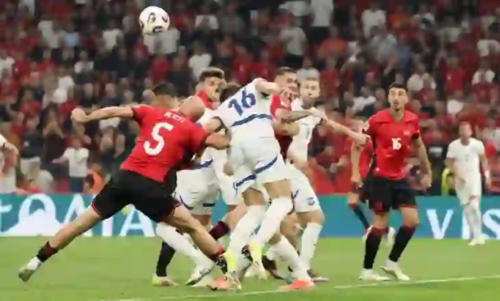 Një ndeshje futbolli, tepër shumë marrëzi