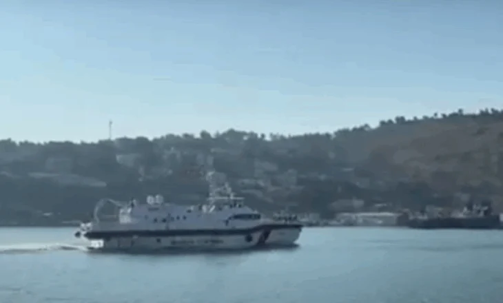 Një tjetër anije me 15 emigrantë mbërrin në Shëngjin