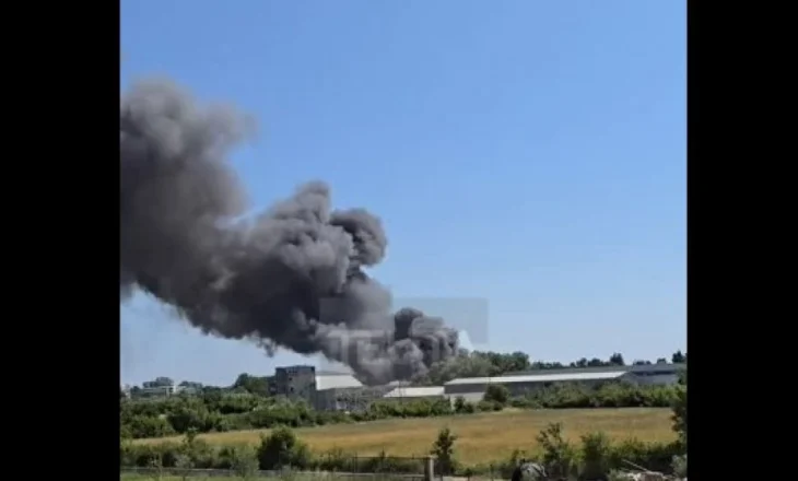 Një zjarr përfshin një magazinë në Ulqin, nuk dihen ende shkaqet