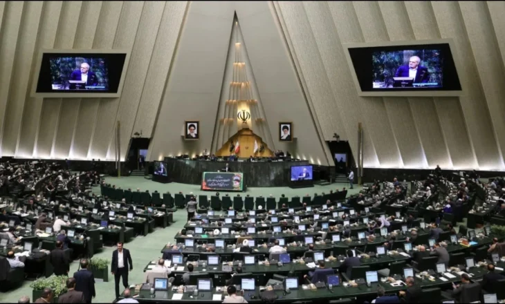 “Nuk dënuan sulmet izraelite dhe amerikane”/ Parlamenti iranian voton për të pezulluar bashkëpunimin me organin mbikëqyrës bërthamor të OKB-së