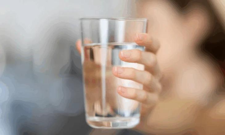 ‘Nuk është uji’, ja cila është pija që bën hidratimin më mirë për trupin
