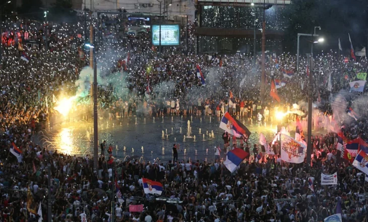 “Nuk ka dorëzim”/ Protestat në Serbi, flamur me hartën e Kosovës, hiqen barrikadat