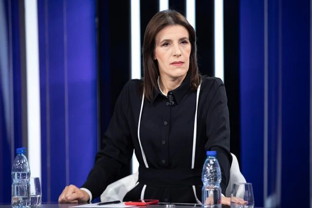 “Nuk më tregon dot mua se si të bëj gazetari”,Lala ‘shuplakë’ zëdhënësit të Metës: Thuaj ç’të tha shefi,mos lexo letrat
