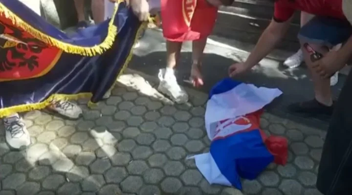 Nuk ndalen tifozët shqiptarë, shkrumbojnë flamurin serb në mes të Tiranës