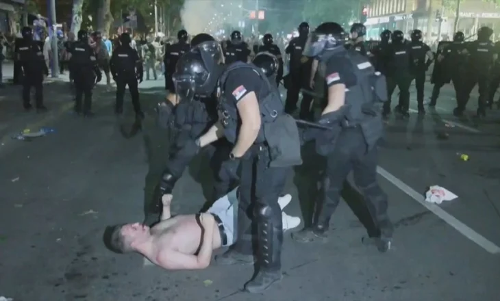 “Nuk përjashtohet përpjekja për nisjen e ndonjë revolucioni”, Rusia ka besim se Vuçiç do t’i shtypë protestat
