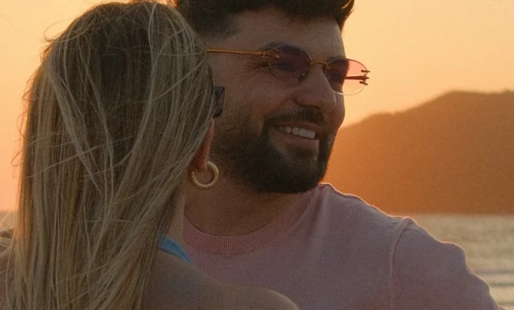 Olsi Bylyku ndan foto me partneren në perëndim, por diçka tjetër tërhoqi vëmendje