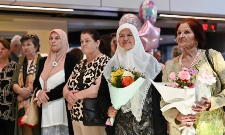 Osmani nderon nënat e Srebrenicës me Medalje Presidenciale