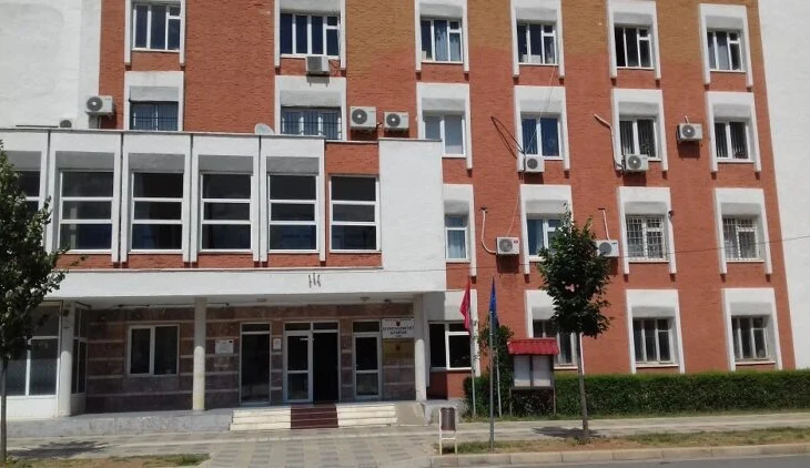 Pa kushte sigurie/ Në Gjykatën e Kukësit, i pandehuri qëndron ngjitur me viktimën