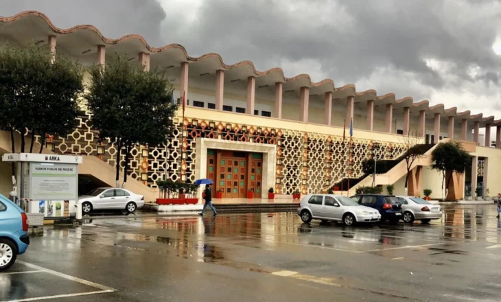 Pallati i Sporteve “Asllan Rusi” do i jepet privatit për zhvillim, bashkë me dy parkingjet ngjitur