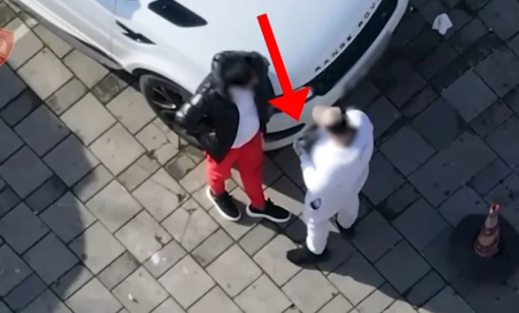 Pamje të reja! Ja si shitet heroina në mes të Tiranës, grupe të rinjsh duke bërë ‘pazare’ në mes të ditës
