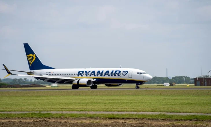 Panik në aeroportin grek, avioni përplaset me një objekt në pistë