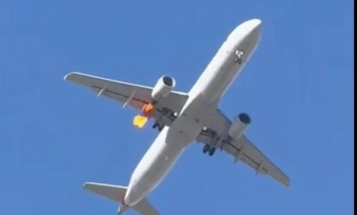 Panik në ajër, avionit i merr flakë një prej motorëve