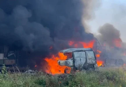 Panik në Kavajë, zjarr me përmasa të mëdha në një pikë grumbullimi hekurash